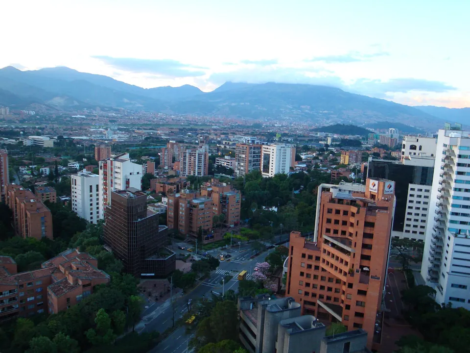 Edificios de ladrillo y montañas del Valle de Aburrá en Medellín