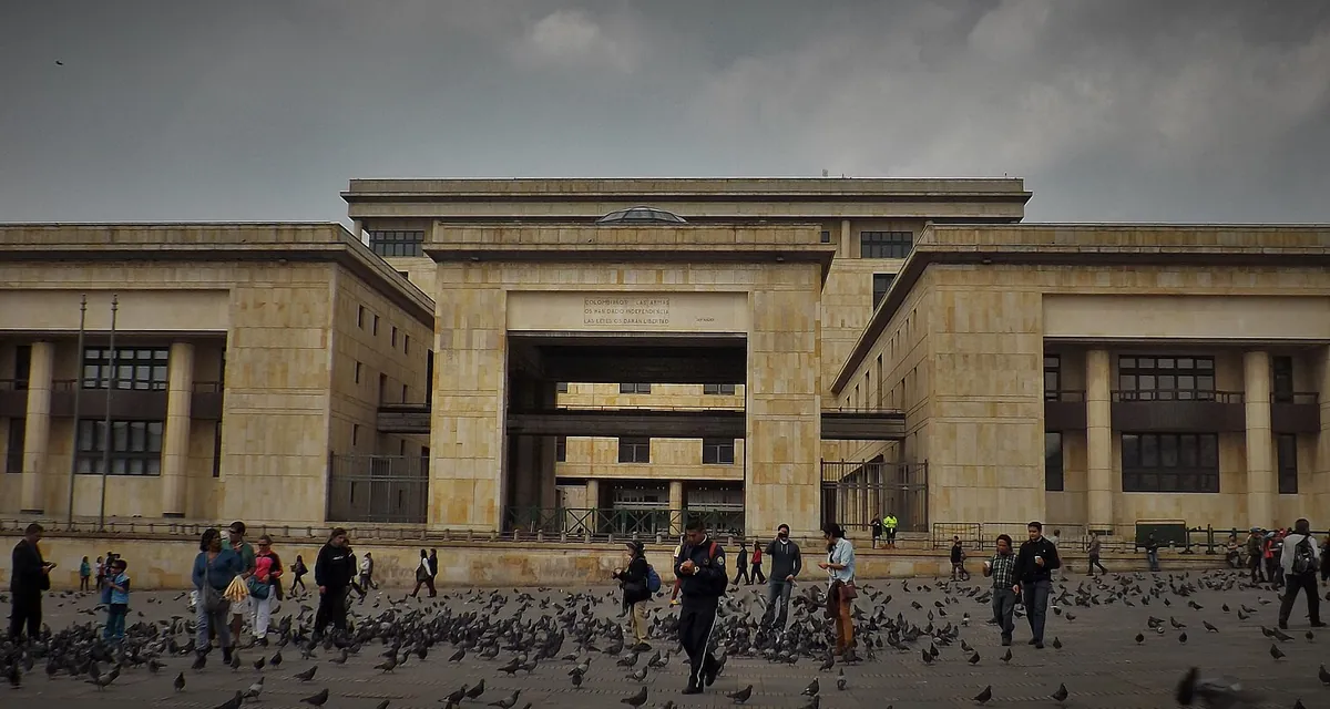 Palacio de Justicia de Colombia en la Plaza de Bolívar, con palomas y personas en la plaza