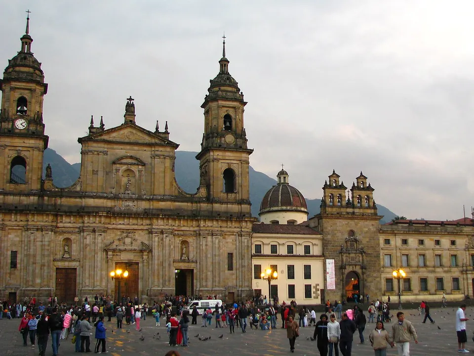 Catedral Primada y Plaza de Bolívar de Bogotá al atardecer